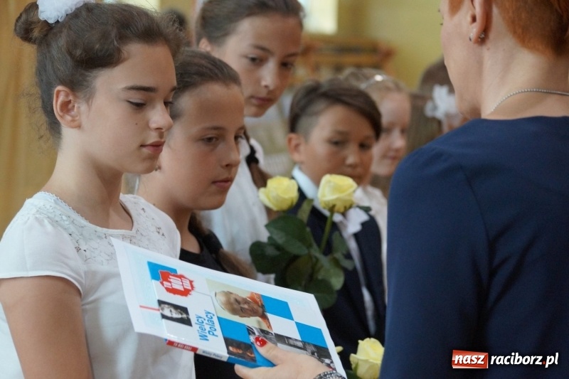 Zdjęcie w galerii na portalu naszraciborz.pl: Do widzenia, przyjaciele. Szkoła w Nędzy zakończyła rok i pożegnała absolwentów gimnazjów  wiadomości z regionu