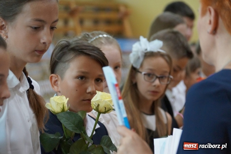 Zdjęcie w galerii na portalu naszraciborz.pl: Do widzenia, przyjaciele. Szkoła w Nędzy zakończyła rok i pożegnała absolwentów gimnazjów  wiadomości z regionu