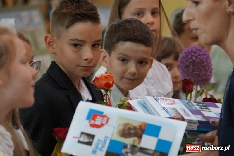 Zdjęcie w galerii na portalu naszraciborz.pl: Do widzenia, przyjaciele. Szkoła w Nędzy zakończyła rok i pożegnała absolwentów gimnazjów  wiadomości z regionu