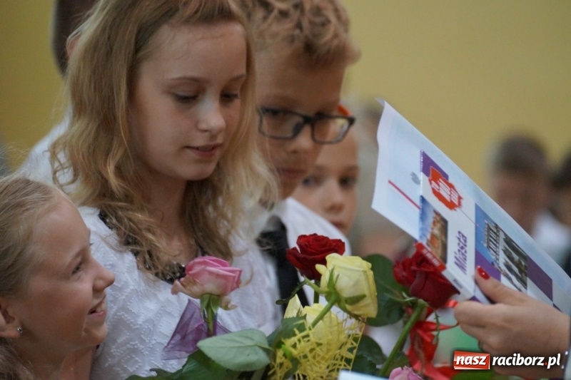 Zdjęcie w galerii na portalu naszraciborz.pl: Do widzenia, przyjaciele. Szkoła w Nędzy zakończyła rok i pożegnała absolwentów gimnazjów  wiadomości z regionu