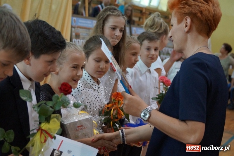 Zdjęcie w galerii na portalu naszraciborz.pl: Do widzenia, przyjaciele. Szkoła w Nędzy zakończyła rok i pożegnała absolwentów gimnazjów  wiadomości z regionu