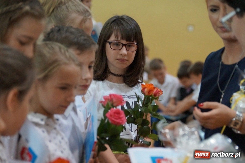 Zdjęcie w galerii na portalu naszraciborz.pl: Do widzenia, przyjaciele. Szkoła w Nędzy zakończyła rok i pożegnała absolwentów gimnazjów  wiadomości z regionu