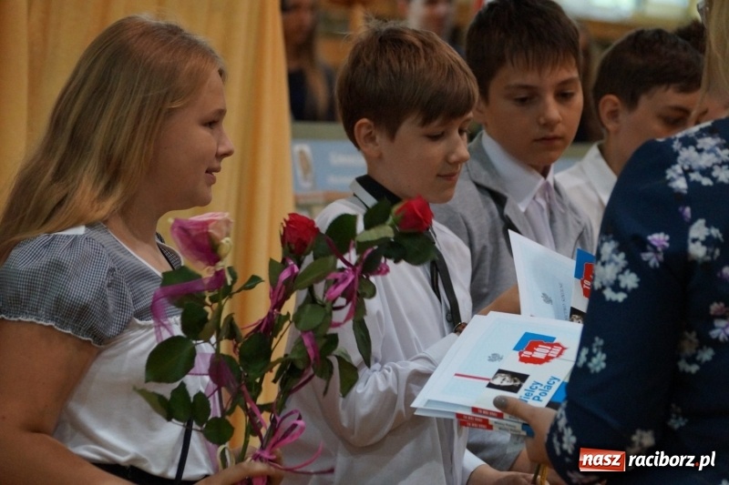 Zdjęcie w galerii na portalu naszraciborz.pl: Do widzenia, przyjaciele. Szkoła w Nędzy zakończyła rok i pożegnała absolwentów gimnazjów  wiadomości z regionu