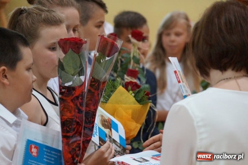 Zdjęcie w galerii na portalu naszraciborz.pl: Do widzenia, przyjaciele. Szkoła w Nędzy zakończyła rok i pożegnała absolwentów gimnazjów  wiadomości z regionu