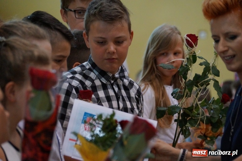 Zdjęcie w galerii na portalu naszraciborz.pl: Do widzenia, przyjaciele. Szkoła w Nędzy zakończyła rok i pożegnała absolwentów gimnazjów  wiadomości z regionu