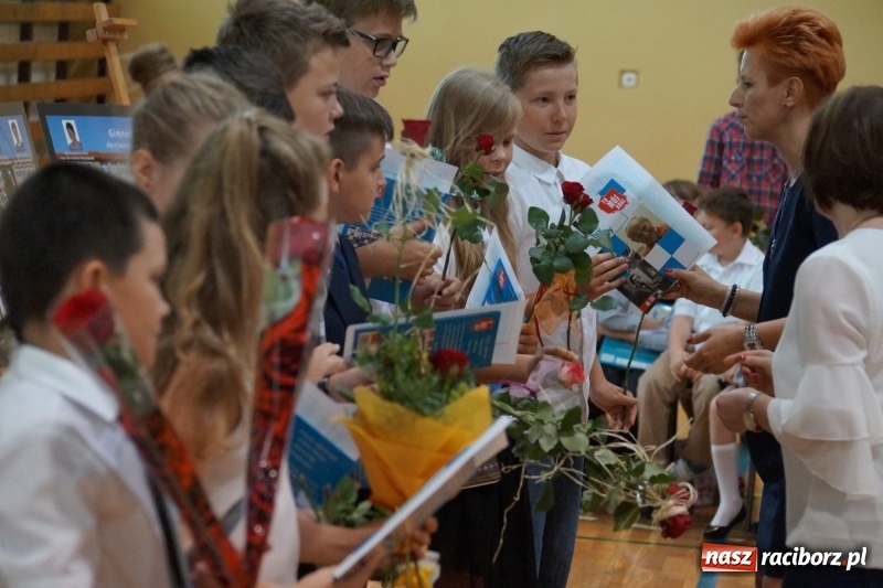 Zdjęcie w galerii na portalu naszraciborz.pl: Do widzenia, przyjaciele. Szkoła w Nędzy zakończyła rok i pożegnała absolwentów gimnazjów  wiadomości z regionu