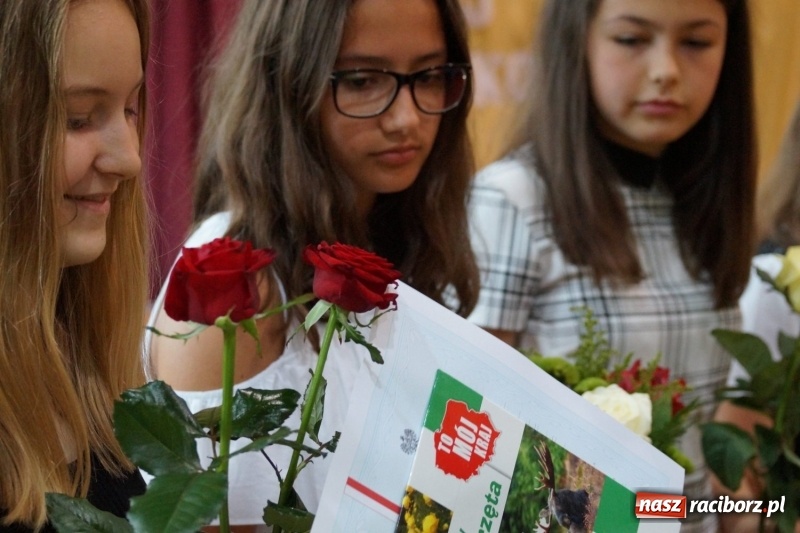Zdjęcie w galerii na portalu naszraciborz.pl: Do widzenia, przyjaciele. Szkoła w Nędzy zakończyła rok i pożegnała absolwentów gimnazjów  wiadomości z regionu