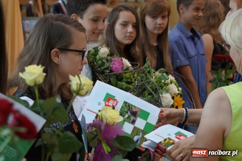 Zdjęcie w galerii na portalu naszraciborz.pl: Do widzenia, przyjaciele. Szkoła w Nędzy zakończyła rok i pożegnała absolwentów gimnazjów  wiadomości z regionu