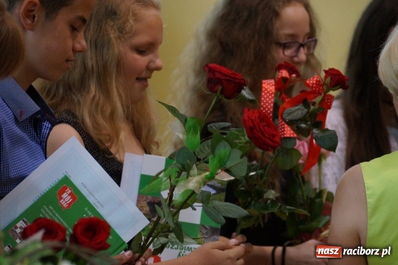 Zdjęcie w galerii na portalu naszraciborz.pl: Do widzenia, przyjaciele. Szkoła w Nędzy zakończyła rok i pożegnała absolwentów gimnazjów  wiadomości z regionu