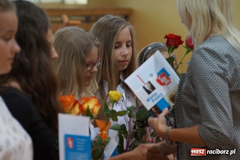 Zdjęcie w galerii na portalu naszraciborz.pl: Do widzenia, przyjaciele. Szkoła w Nędzy zakończyła rok i pożegnała absolwentów gimnazjów  wiadomości z regionu