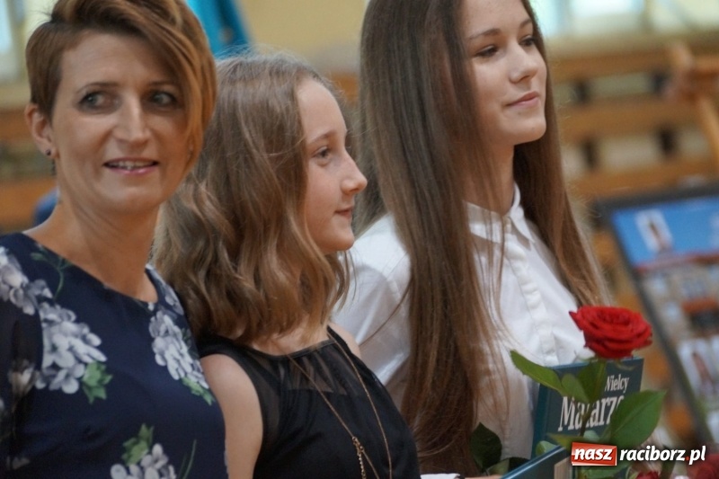 Zdjęcie w galerii na portalu naszraciborz.pl: Do widzenia, przyjaciele. Szkoła w Nędzy zakończyła rok i pożegnała absolwentów gimnazjów  wiadomości z regionu