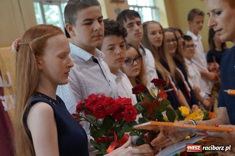 Zdjęcie w galerii na portalu naszraciborz.pl: Do widzenia, przyjaciele. Szkoła w Nędzy zakończyła rok i pożegnała absolwentów gimnazjów  wiadomości z regionu