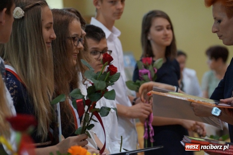 Zdjęcie w galerii na portalu naszraciborz.pl: Do widzenia, przyjaciele. Szkoła w Nędzy zakończyła rok i pożegnała absolwentów gimnazjów  wiadomości z regionu