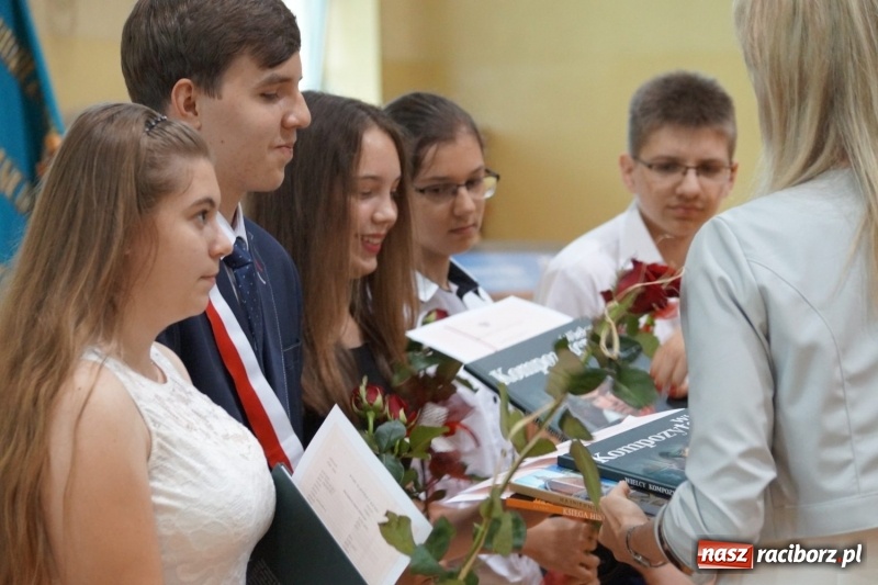 Zdjęcie w galerii na portalu naszraciborz.pl: Do widzenia, przyjaciele. Szkoła w Nędzy zakończyła rok i pożegnała absolwentów gimnazjów  wiadomości z regionu