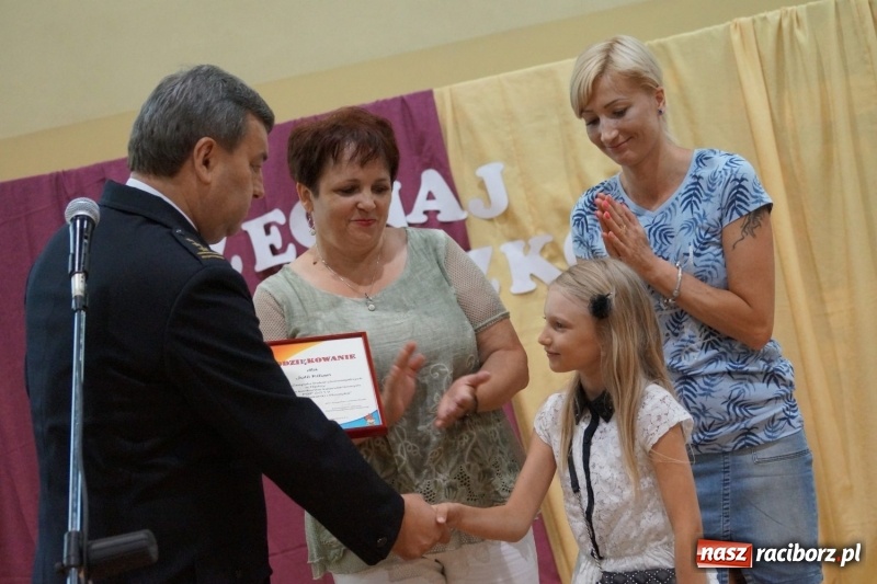 Zdjęcie w galerii na portalu naszraciborz.pl: Do widzenia, przyjaciele. Szkoła w Nędzy zakończyła rok i pożegnała absolwentów gimnazjów  wiadomości z regionu