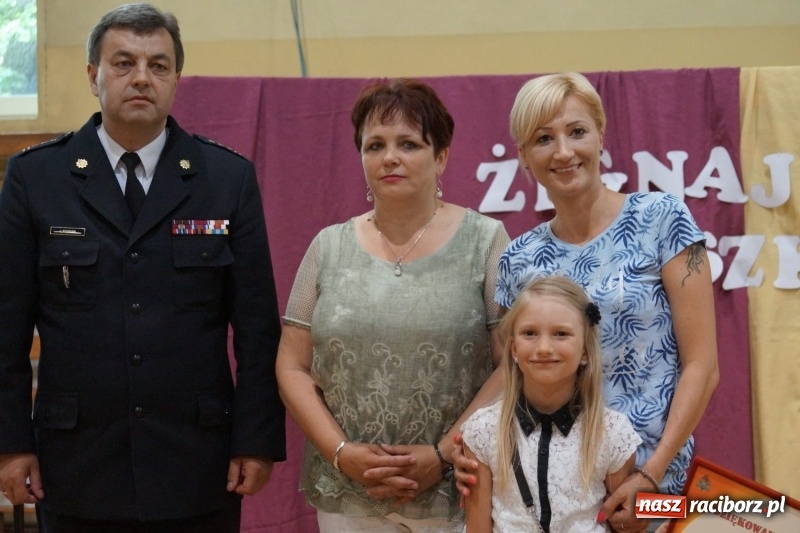 Zdjęcie w galerii na portalu naszraciborz.pl: Do widzenia, przyjaciele. Szkoła w Nędzy zakończyła rok i pożegnała absolwentów gimnazjów  wiadomości z regionu