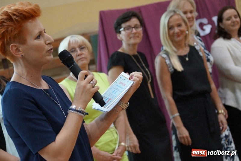 Zdjęcie w galerii na portalu naszraciborz.pl: Do widzenia, przyjaciele. Szkoła w Nędzy zakończyła rok i pożegnała absolwentów gimnazjów  wiadomości z regionu