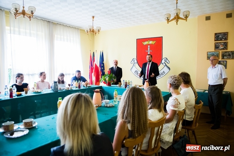 Zdjęcie w galerii na portalu naszraciborz.pl: Najlepsi uczniowie z gminy Krzanowice nagrodzeni wiadomości z regionu