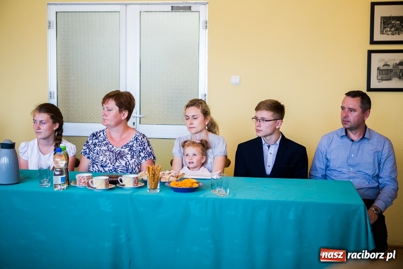 Zdjęcie w galerii na portalu naszraciborz.pl: Najlepsi uczniowie z gminy Krzanowice nagrodzeni wiadomości z regionu