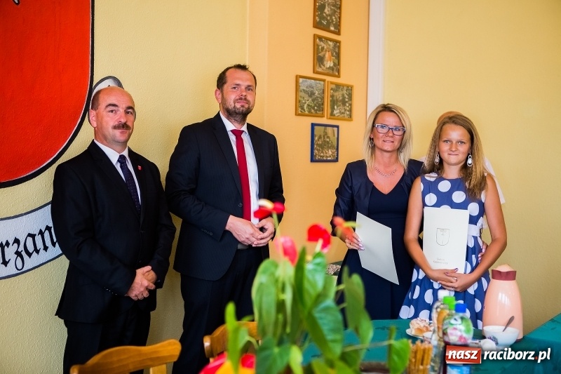 Zdjęcie w galerii na portalu naszraciborz.pl: Najlepsi uczniowie z gminy Krzanowice nagrodzeni wiadomości z regionu