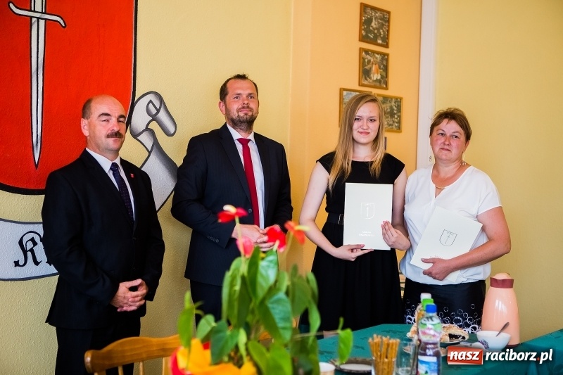 Zdjęcie w galerii na portalu naszraciborz.pl: Najlepsi uczniowie z gminy Krzanowice nagrodzeni wiadomości z regionu