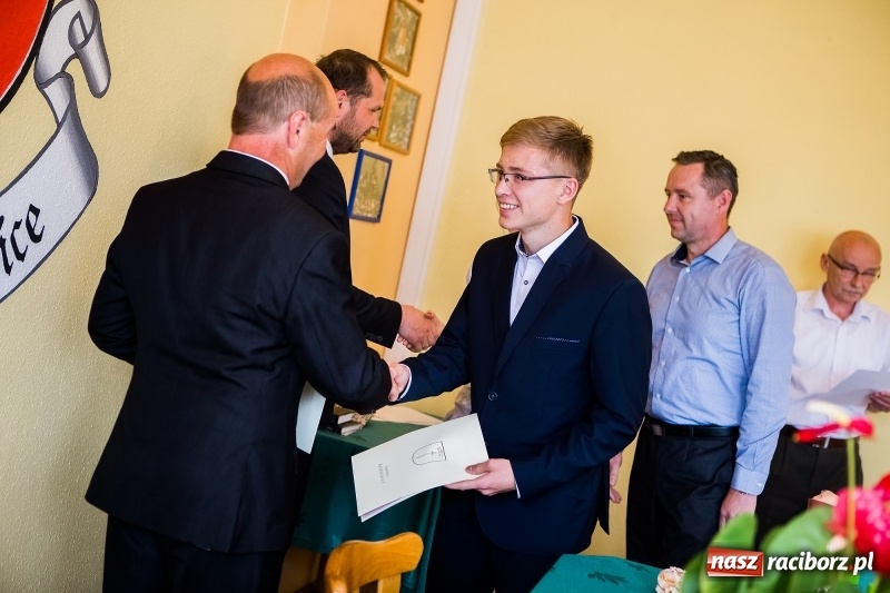 Zdjęcie w galerii na portalu naszraciborz.pl: Najlepsi uczniowie z gminy Krzanowice nagrodzeni wiadomości z regionu