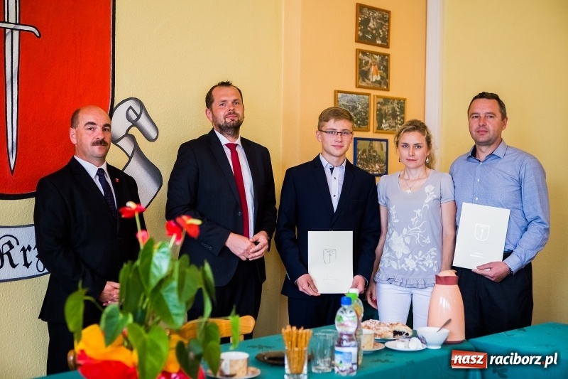 Zdjęcie w galerii na portalu naszraciborz.pl: Najlepsi uczniowie z gminy Krzanowice nagrodzeni wiadomości z regionu