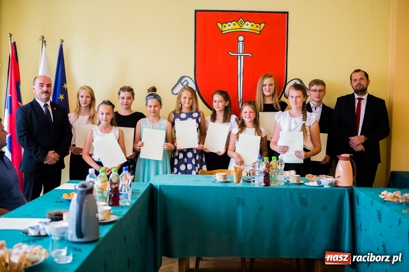 Zdjęcie w galerii na portalu naszraciborz.pl: Najlepsi uczniowie z gminy Krzanowice nagrodzeni wiadomości z regionu