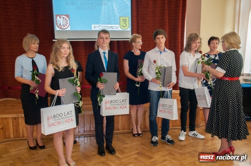 Zdjęcie w galerii na portalu naszraciborz.pl: Miejskie zakończenie roku szkolnego – po raz ostatni w gimnazjum... wiadomości z regionu