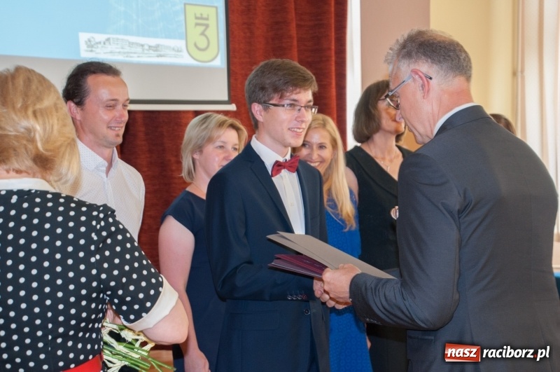 Zdjęcie w galerii na portalu naszraciborz.pl: Miejskie zakończenie roku szkolnego – po raz ostatni w gimnazjum... wiadomości z regionu