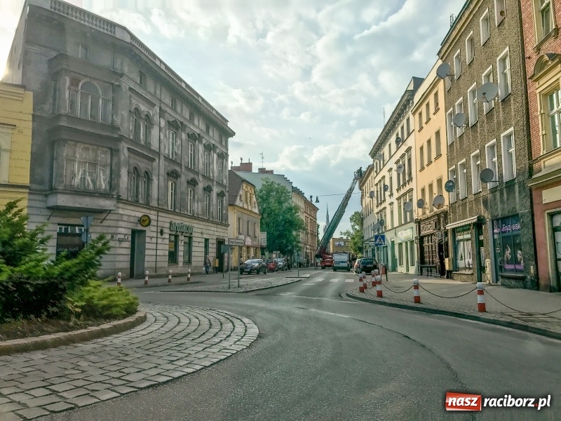 Zdjęcie w galerii na portalu naszraciborz.pl: Londzina spowita dymem. Akcja strażaków przy kinie Bałtyk wiadomości z regionu