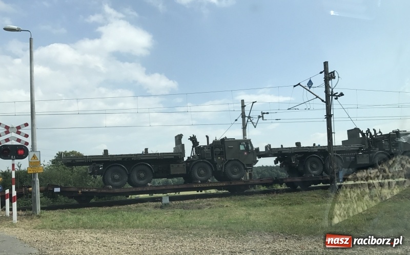 Zdjęcie w galerii na portalu naszraciborz.pl: Kolejowy transport słowackiego sprzętu wojskowego przez Racibórz wiadomości z regionu