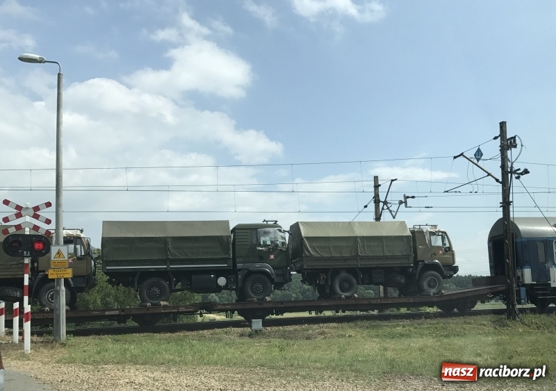 Zdjęcie w galerii na portalu naszraciborz.pl: Kolejowy transport słowackiego sprzętu wojskowego przez Racibórz wiadomości z regionu