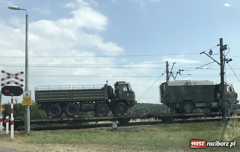 Zdjęcie w galerii na portalu naszraciborz.pl: Kolejowy transport słowackiego sprzętu wojskowego przez Racibórz wiadomości z regionu