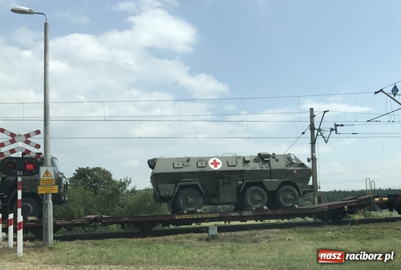 Zdjęcie w galerii na portalu naszraciborz.pl: Kolejowy transport słowackiego sprzętu wojskowego przez Racibórz wiadomości z regionu