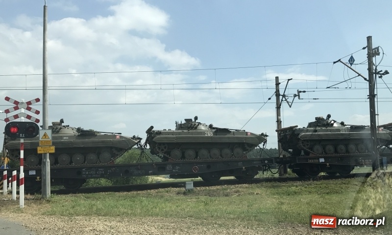 Zdjęcie w galerii na portalu naszraciborz.pl: Kolejowy transport słowackiego sprzętu wojskowego przez Racibórz wiadomości z regionu
