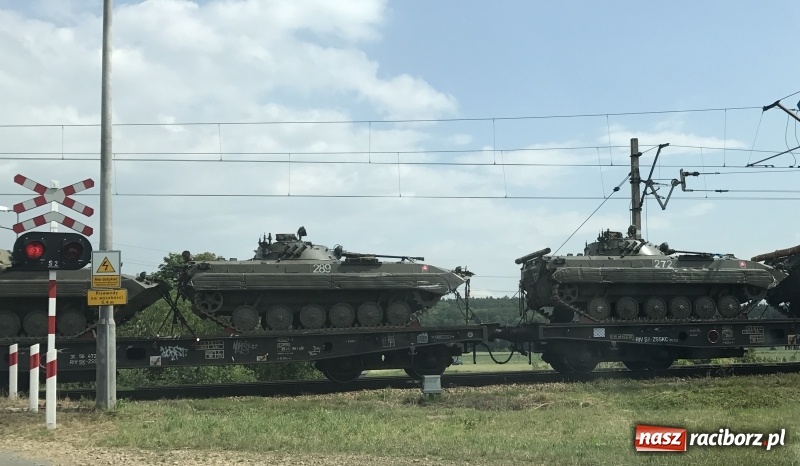 Zdjęcie w galerii na portalu naszraciborz.pl: Kolejowy transport słowackiego sprzętu wojskowego przez Racibórz wiadomości z regionu