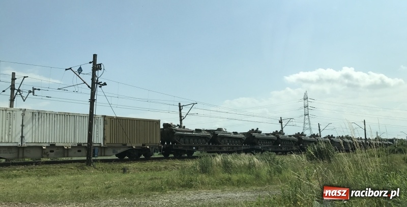 Zdjęcie w galerii na portalu naszraciborz.pl: Kolejowy transport słowackiego sprzętu wojskowego przez Racibórz wiadomości z regionu