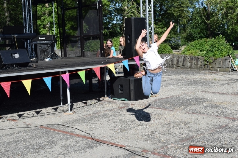 Zdjęcie w galerii na portalu naszraciborz.pl: Kuźnia Kultury pożegnała rok szkolny wiadomości z regionu