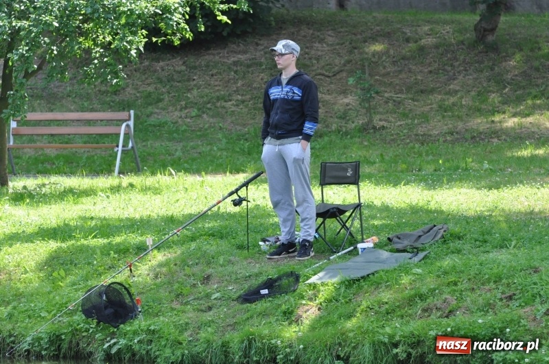Zdjęcie w galerii na portalu naszraciborz.pl: Zawody wędkarskie na stawie w Krowiarkach. Do wygrania... dziennikarskie krzesło  wiadomości z regionu