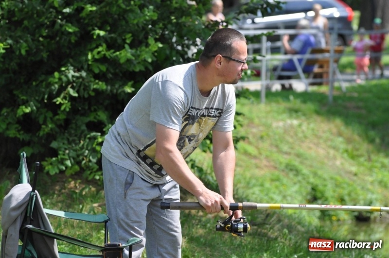 Zdjęcie w galerii na portalu naszraciborz.pl: Zawody wędkarskie na stawie w Krowiarkach. Do wygrania... dziennikarskie krzesło  wiadomości z regionu