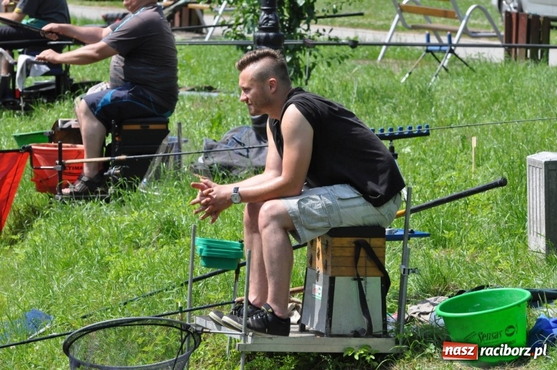 Zdjęcie w galerii na portalu naszraciborz.pl: Zawody wędkarskie na stawie w Krowiarkach. Do wygrania... dziennikarskie krzesło  wiadomości z regionu