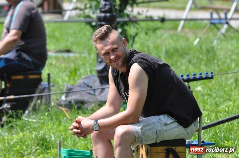 Zdjęcie w galerii na portalu naszraciborz.pl: Zawody wędkarskie na stawie w Krowiarkach. Do wygrania... dziennikarskie krzesło  wiadomości z regionu
