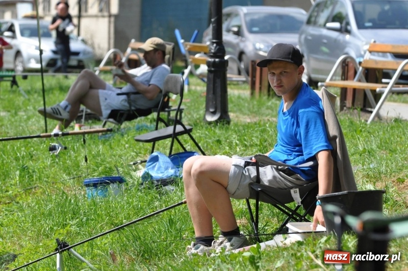 Zdjęcie w galerii na portalu naszraciborz.pl: Zawody wędkarskie na stawie w Krowiarkach. Do wygrania... dziennikarskie krzesło  wiadomości z regionu