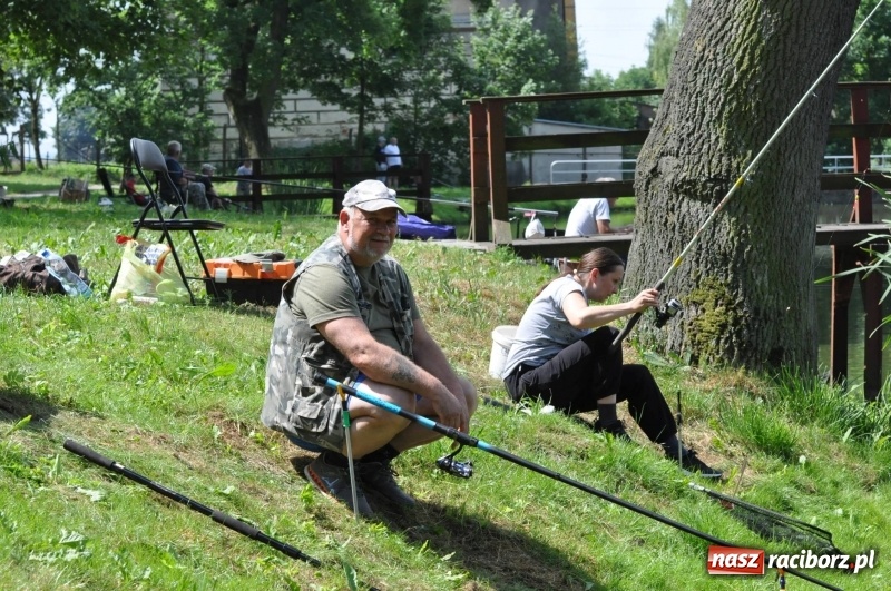 Zdjęcie w galerii na portalu naszraciborz.pl: Zawody wędkarskie na stawie w Krowiarkach. Do wygrania... dziennikarskie krzesło  wiadomości z regionu