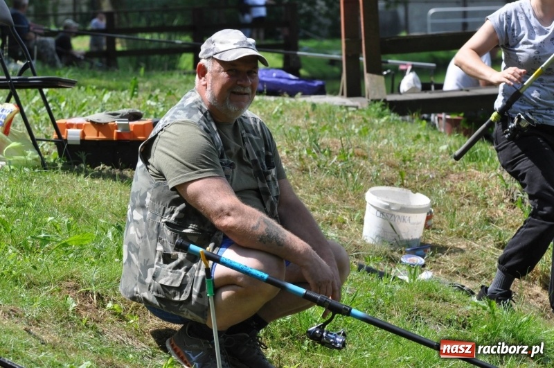 Zdjęcie w galerii na portalu naszraciborz.pl: Zawody wędkarskie na stawie w Krowiarkach. Do wygrania... dziennikarskie krzesło  wiadomości z regionu
