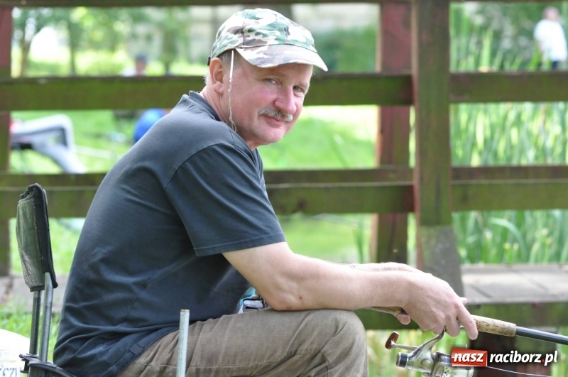 Zdjęcie w galerii na portalu naszraciborz.pl: Zawody wędkarskie na stawie w Krowiarkach. Do wygrania... dziennikarskie krzesło  wiadomości z regionu