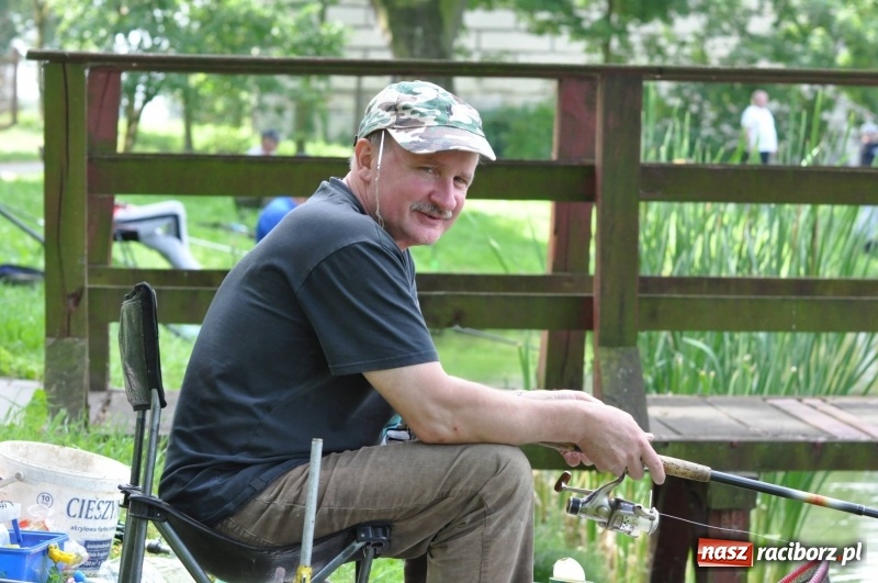 Zdjęcie w galerii na portalu naszraciborz.pl: Zawody wędkarskie na stawie w Krowiarkach. Do wygrania... dziennikarskie krzesło  wiadomości z regionu