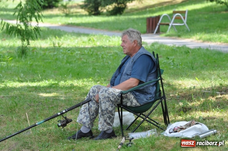 Zdjęcie w galerii na portalu naszraciborz.pl: Zawody wędkarskie na stawie w Krowiarkach. Do wygrania... dziennikarskie krzesło  wiadomości z regionu
