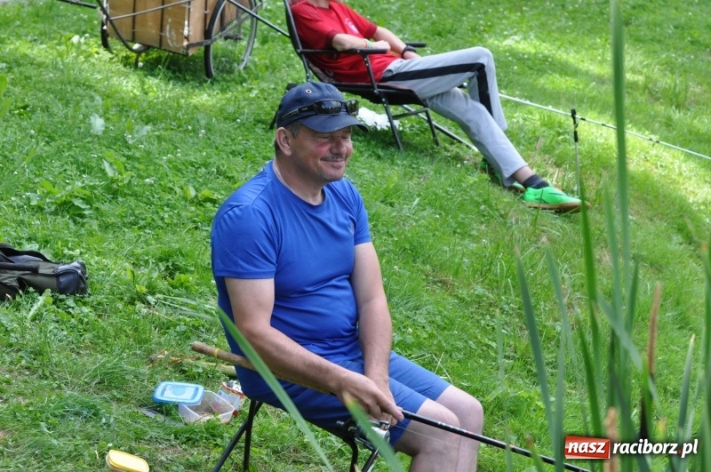 Zdjęcie w galerii na portalu naszraciborz.pl: Zawody wędkarskie na stawie w Krowiarkach. Do wygrania... dziennikarskie krzesło  wiadomości z regionu